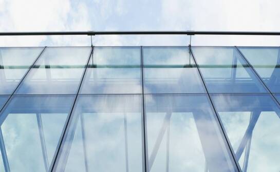 Zabudowy szklane – inspiracje i praktyczne zastosowania w aranżacji wnętrz