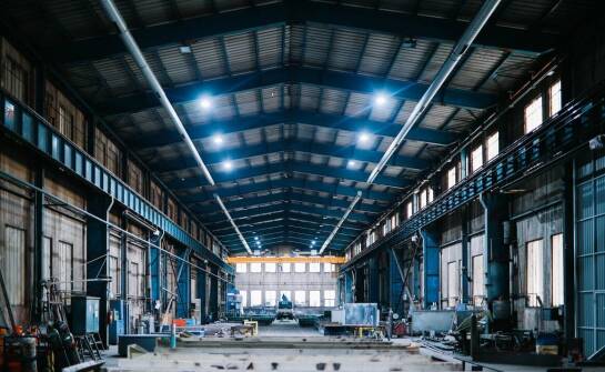 Jak przebiega budowa obiektów przemysłowych – etapy i najważniejsze zasady