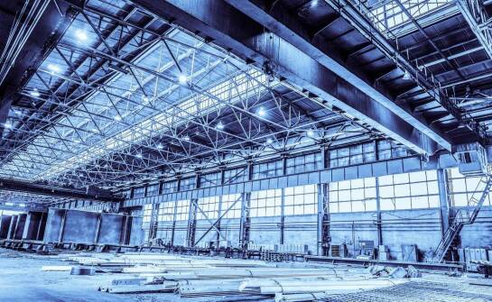 Budowa hal i magazynów – najważniejsze etapy realizacji inwestycji