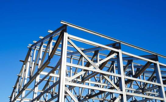 Konstrukcje budowlane – kluczowe materiały, wyzwania i nowe możliwości