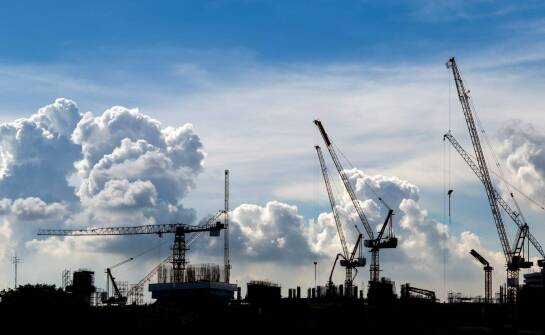 Jak przebiega budowa hal i obiektów przemysłowych krok po kroku