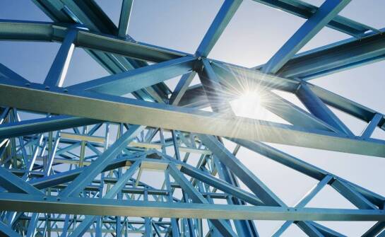 Konstrukcje stalowe – najważniejsze cechy, możliwości i obszary zastosowań