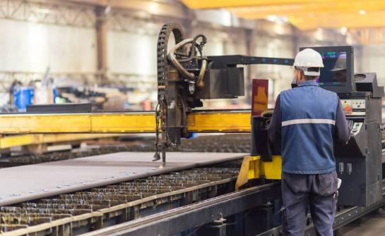 Jak powstają konstrukcje stalowe i gdzie znajdują zastosowanie?