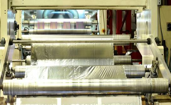 Jak powstaje folia? Procesy, rodzaje i zastosowania folii w przemyśle