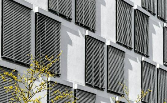 Jak działają żaluzje fasadowe i kiedy warto je zastosować w budownictwie
