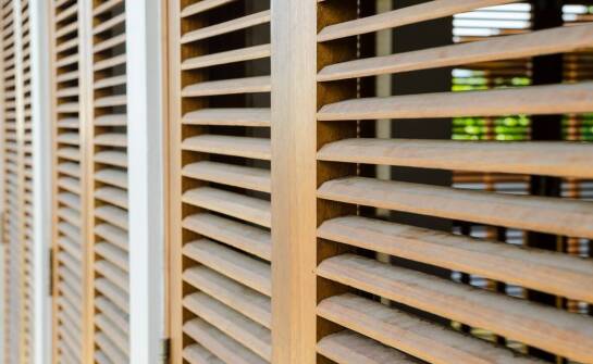 Drewniane żaluzje poziome – stylowe rozwiązanie do każdego wnętrza