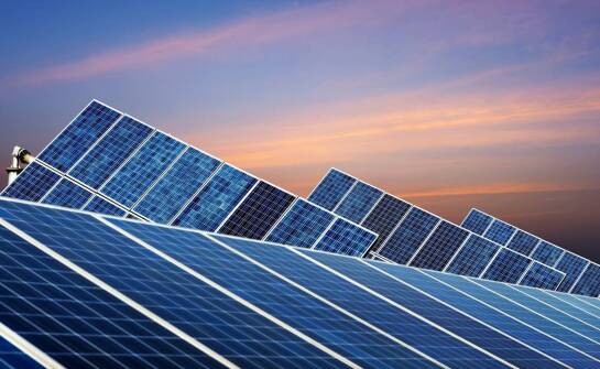 Jak działa instalacja fotowoltaiczna i na co zwrócić uwagę przy wyborze?