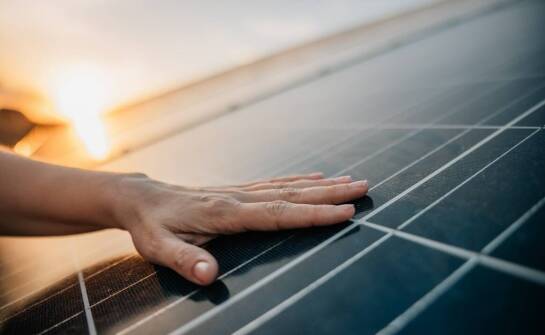 Panele fotowoltaiczne – jak działają i jakie korzyści zapewniają