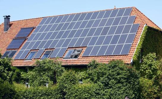 Jak działają panele słoneczne i dlaczego warto inwestować w energię słoneczną