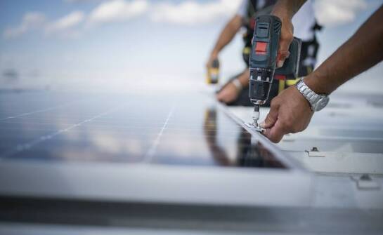 Ile kosztuje montaż instalacji fotowoltaicznej i od czego zależy cena?