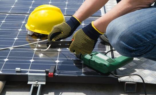 Jak przebiega instalacja paneli słonecznych? Etapy i najważniejsze informacje