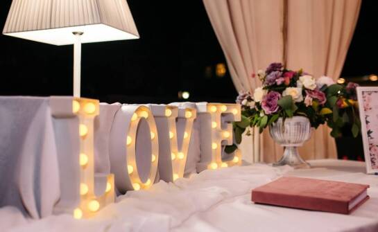 Pomysły na dekoracje weselne – inspiracje i modne aranżacje na przyjęcie