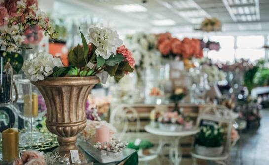 Pomysły na dekoracje weselne – trendy i inspiracje na wyjątkowe przyjęcie