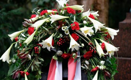 Wieniec pogrzebowy – rodzaje, symbolika i tradycje związane z pożegnaniem