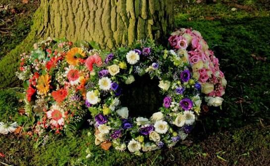 Jak wybrać odpowiedni wieniec na ostatnie pożegnanie – praktyczne wskazówki