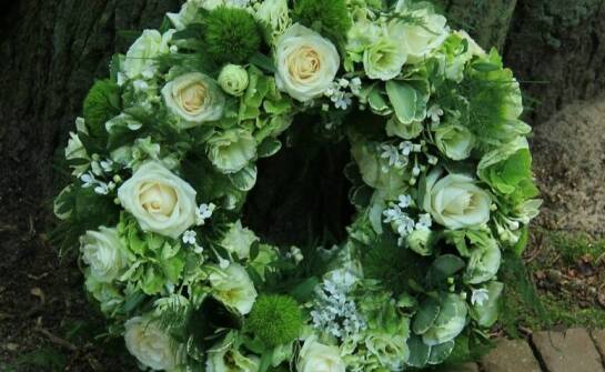 Jak wybrać odpowiedni wieniec pogrzebowy – najważniejsze informacje i porady