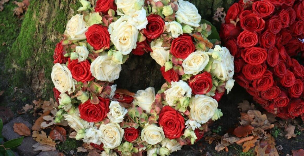 Jak wybrać odpowiedni wieniec na pogrzeb – najważniejsze informacje