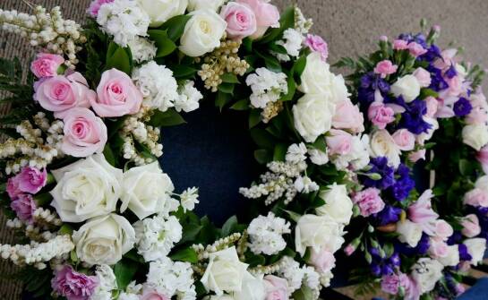 Jak wybrać wieniec na pogrzeb – symbolika, rodzaje i znaczenie kwiatów