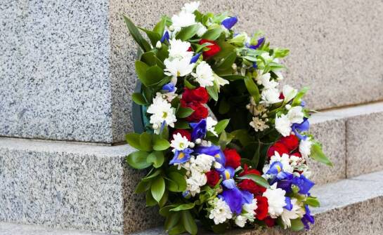 Symbolika i rodzaje wieńców pogrzebowych – jak wybrać odpowiedni?