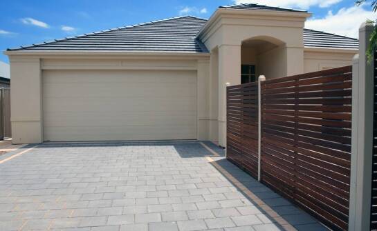 Jak działa segmentowa brama garażowa i na co zwrócić uwagę przy wyborze