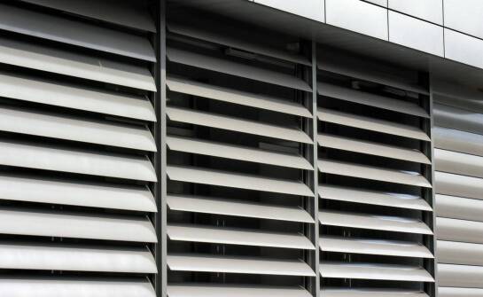 Zalety i zastosowanie żaluzji fasadowych w budownictwie energooszczędnym