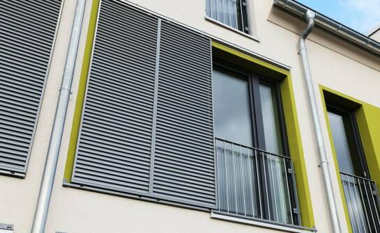 Żaluzje fasadowe – funkcje, rodzaje i korzyści wyboru do domu oraz biura