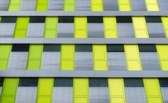 Żaluzje fasadowe – jak działają i gdzie sprawdzają się najlepiej?