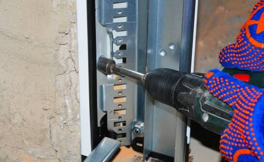 Jak działa brama rolowana i jakie są jej najważniejsze zalety?