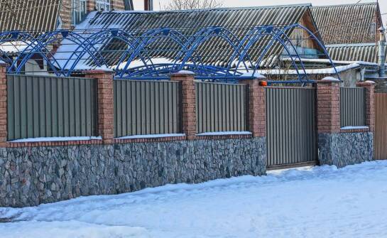 Brama rolowana – jak działa, gdzie znajduje zastosowanie i co warto wiedzieć