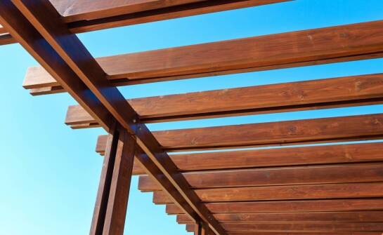 Jak wybrać idealną pergolę do ogrodu — najważniejsze wskazówki i inspiracje