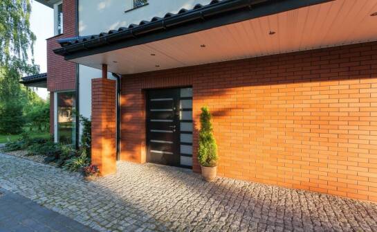 Jak wybrać segmentową bramę garażową? Najważniejsze informacje i wskazówki
