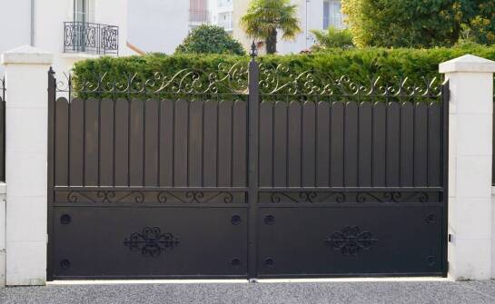 Brama rolowana — zastosowania, zalety i funkcje w nowoczesnym budownictwie