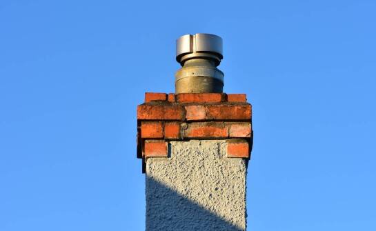 Jak przebiega dobudowa komina? Etapy, koszty i najważniejsze informacje