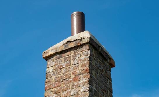 Najważniejsze zasady i etapy dobudowy komina w domu jednorodzinnym