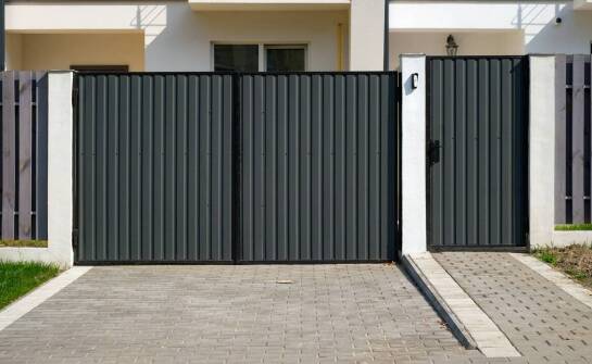 Jak wybrać solidną bramę garażową? Najważniejsze cechy i rozwiązania