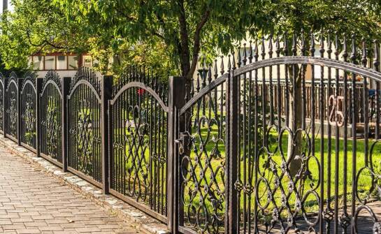 Jak wybrać solidne bramy i ogrodzenia do nowoczesnego domu
