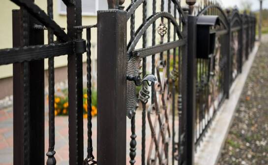 Jak wybrać trwałe bramy i ogrodzenia – praktyczne wskazówki i inspiracje