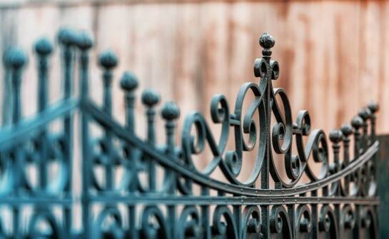 Jak wybrać idealną bramę do domu – kluczowe informacje i inspiracje