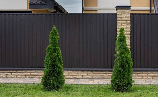 Ogrodzenia panelowe – zalety, wady i najważniejsze zastosowania