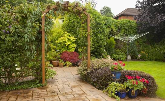 Wiaty i pergole w ogrodzie – inspiracje oraz praktyczne zastosowania