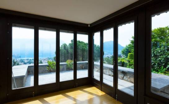 Bramy przesuwne – wszystko, co warto wiedzieć przed wyborem rozwiązania