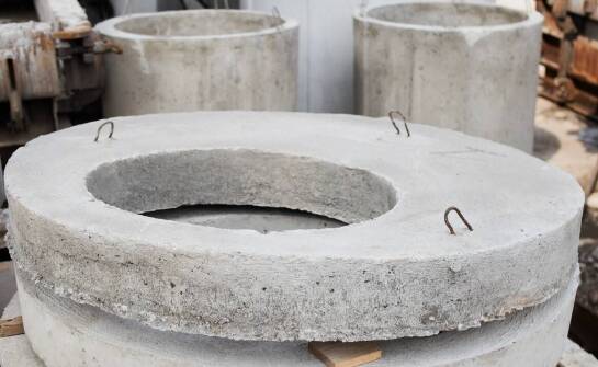 Zalety donic betonowych i wyrobów betonowych w aranżacji przestrzeni