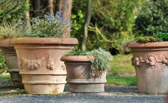 Donice betonowe i wyroby z betonu – zastosowanie i zalety materiału