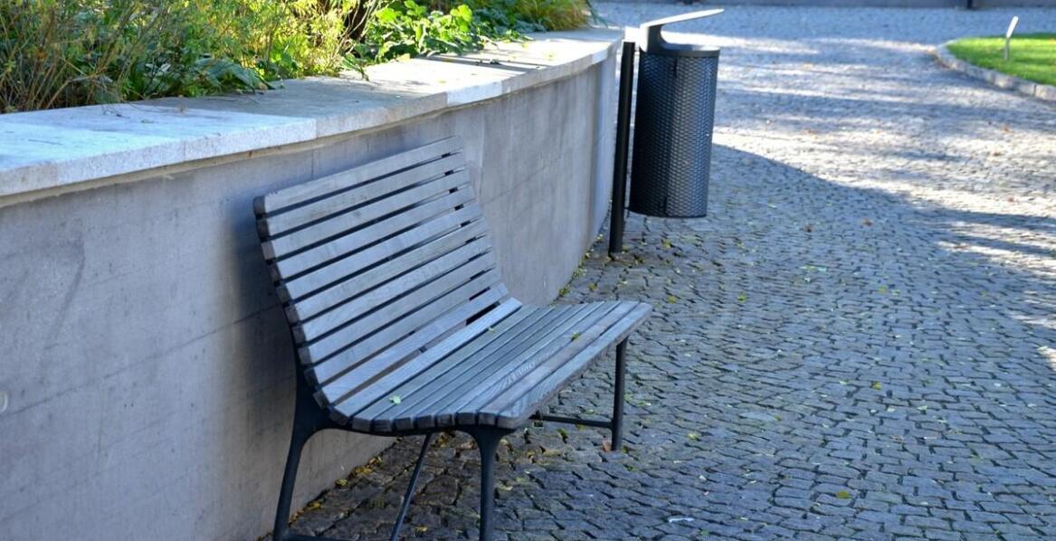 Ława betonowa – zastosowanie, zalety i inspiracje aranżacyjne
