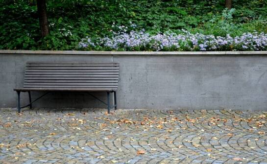 Ława betonowa – zastosowanie, zalety i inspiracje do aranżacji wnętrz