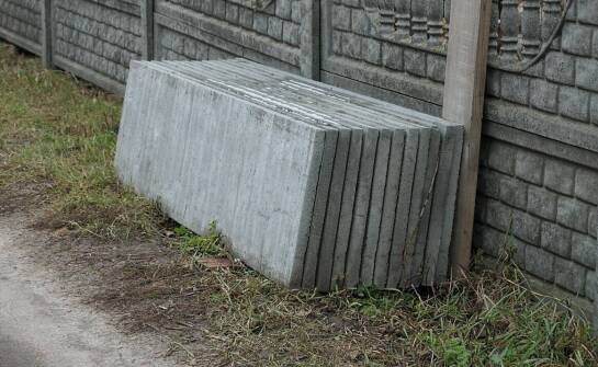 Ława betonowa – zastosowania, zalety i inspiracje aranżacyjne