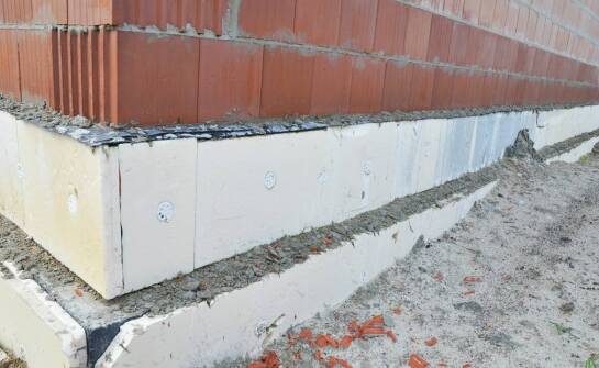 Zastosowanie i zalety prefabrykowanych murów oporowych w budownictwie