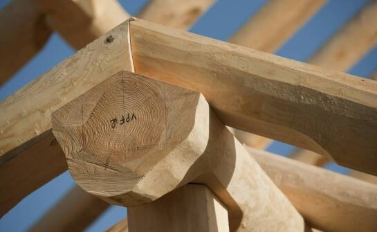 Drewno konstrukcyjne C24 – właściwości, zastosowania i zalety materiału