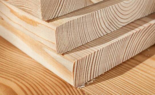 Drewno klasy C24 – zastosowanie, właściwości i zalety w budownictwie