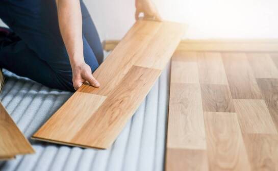 Deski podłogowe – jak wybrać najlepsze drewno do domu i mieszkania